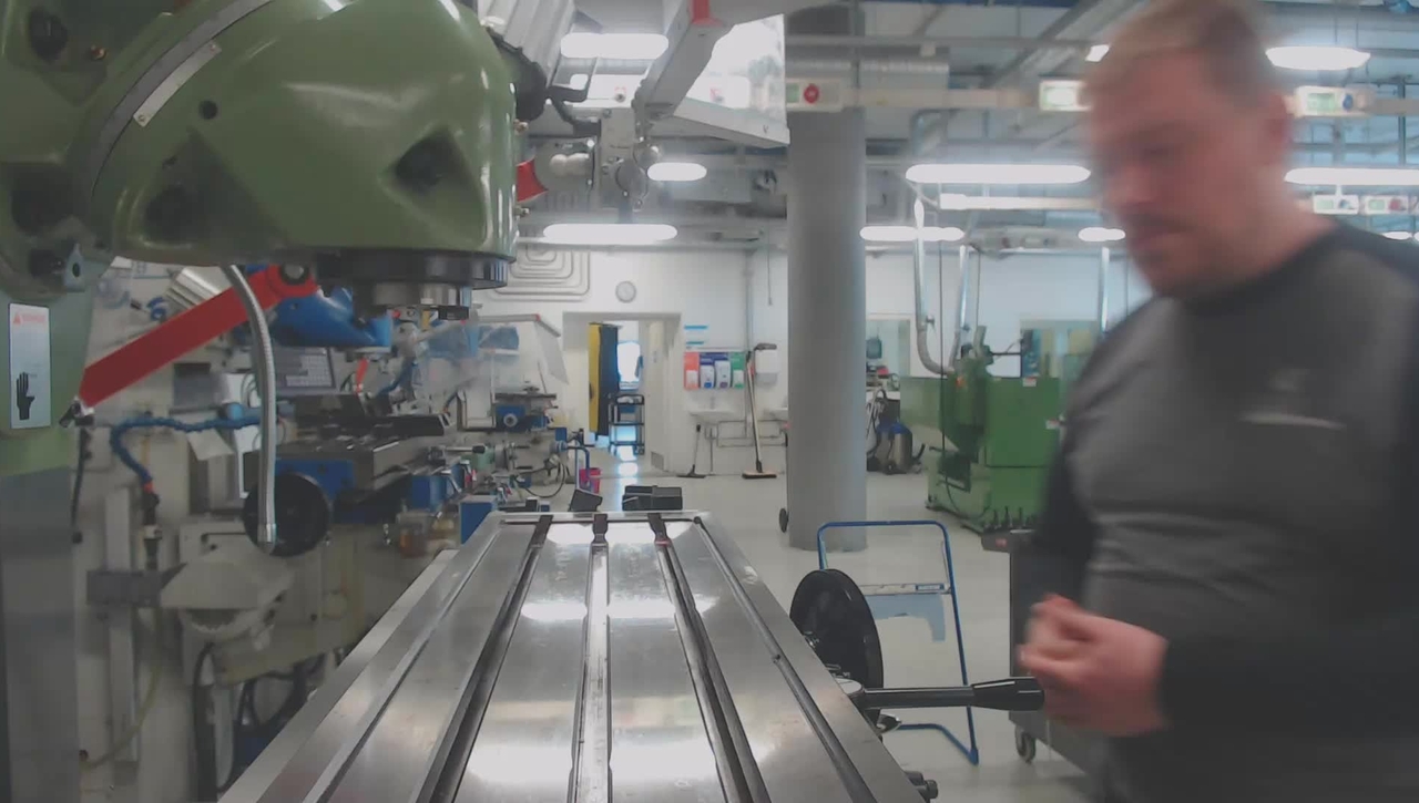 opretning af vertikalhoved og maskinskruestik